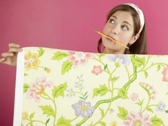 Шпалери в коридор, передпокій (121 фото): дизайн шпалер, вибір в передпокій з темними і світлими дверима, миються сірі і смугасті, білі і зелені шпалери в інтер’єрі