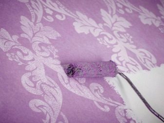 Шпалери в коридор, передпокій (121 фото): дизайн шпалер, вибір в передпокій з темними і світлими дверима, миються сірі і смугасті, білі і зелені шпалери в інтер’єрі