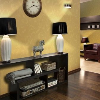 Шпалери в коридор, передпокій (121 фото): дизайн шпалер, вибір в передпокій з темними і світлими дверима, миються сірі і смугасті, білі і зелені шпалери в інтер’єрі