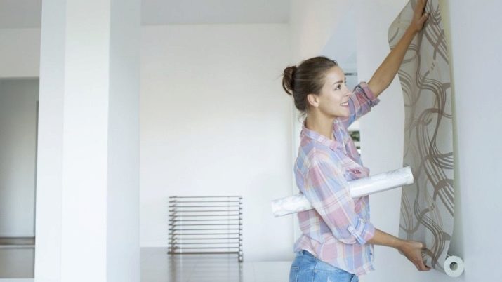 Шпалери в коридор, передпокій (121 фото): дизайн шпалер, вибір в передпокій з темними і світлими дверима, миються сірі і смугасті, білі і зелені шпалери в інтер’єрі