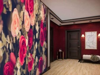 Шпалери в коридор, передпокій (121 фото): дизайн шпалер, вибір в передпокій з темними і світлими дверима, миються сірі і смугасті, білі і зелені шпалери в інтер’єрі