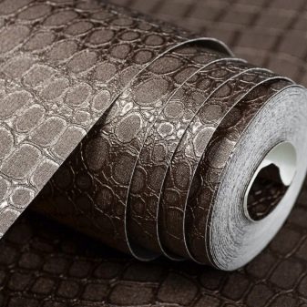 Шпалери в коридор, передпокій (121 фото): дизайн шпалер, вибір в передпокій з темними і світлими дверима, миються сірі і смугасті, білі і зелені шпалери в інтер’єрі