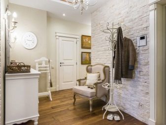 Шпалери в коридор, передпокій (121 фото): дизайн шпалер, вибір в передпокій з темними і світлими дверима, миються сірі і смугасті, білі і зелені шпалери в інтер’єрі