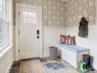 Шпалери в коридор, передпокій (121 фото): дизайн шпалер, вибір в передпокій з темними і світлими дверима, миються сірі і смугасті, білі і зелені шпалери в інтер’єрі