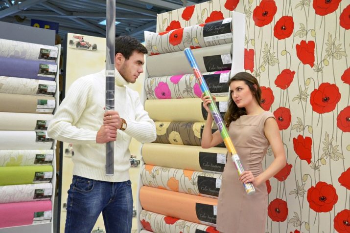 Шпалери в коридор, передпокій (121 фото): дизайн шпалер, вибір в передпокій з темними і світлими дверима, миються сірі і смугасті, білі і зелені шпалери в інтер’єрі