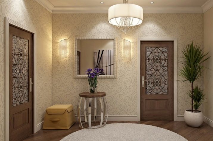 Шпалери в коридор, передпокій (121 фото): дизайн шпалер, вибір в передпокій з темними і світлими дверима, миються сірі і смугасті, білі і зелені шпалери в інтер’єрі