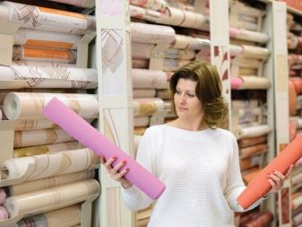 Шпалери в коридор, передпокій (121 фото): дизайн шпалер, вибір в передпокій з темними і світлими дверима, миються сірі і смугасті, білі і зелені шпалери в інтер’єрі