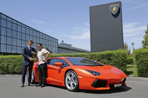 Босс Lamborghini передал клиенту тысячный Aventador
