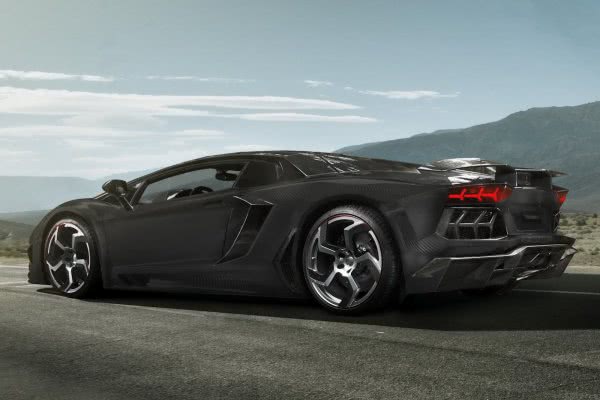 Босс Lamborghini передал клиенту тысячный Aventador