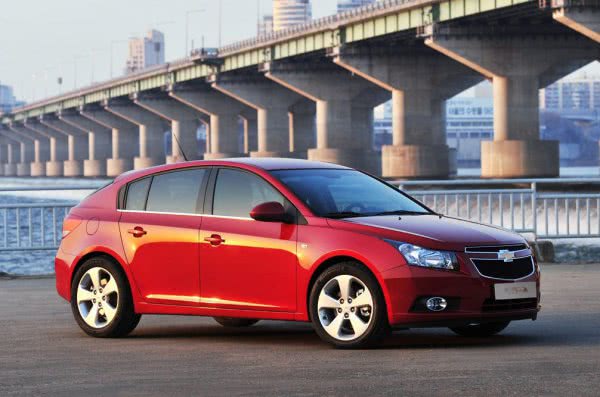 Chevrolet назвала украинские цены на Camaro и Cruze 5D