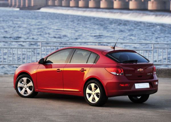 Chevrolet назвала украинские цены на Camaro и Cruze 5D