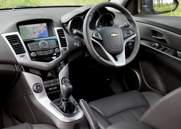 Chevrolet назвала украинские цены на Camaro и Cruze 5D