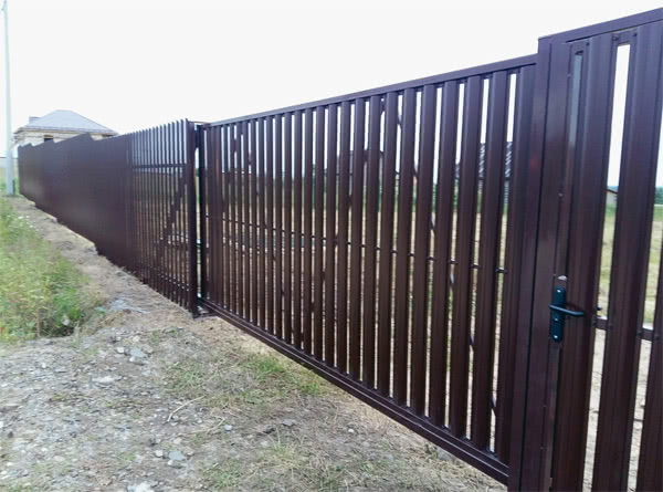 Главная / Строительство и ремонт / Заборы из металлического штакетника: дачная классика