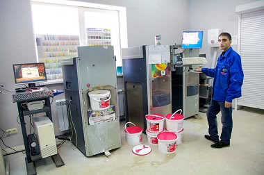 Как красить стены водоэмульсионной краской