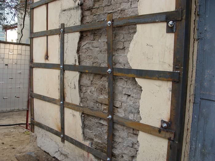 Как заделать трещину кирпичной стене дома: способы