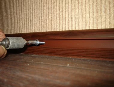 Монтаж напольного пластикового плинтуса