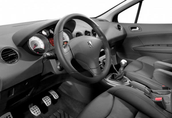 Названа цена седана Peugeot 408 российской сборки