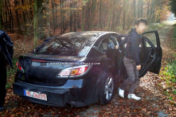 Новая Mazda проходит тесты с шильдиками Тойоты