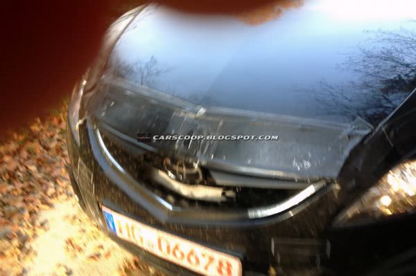 Новая Mazda проходит тесты с шильдиками Тойоты