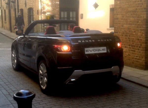 Новый кроссовер Range Rover Evoque лишили крыши
