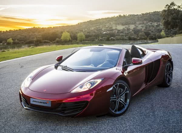 Новый суперкар McLaren впервые показали в действии