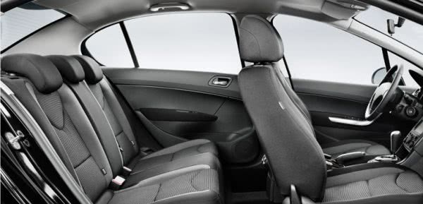 Peugeot раскрыл комплектацию и стоимость седана 408