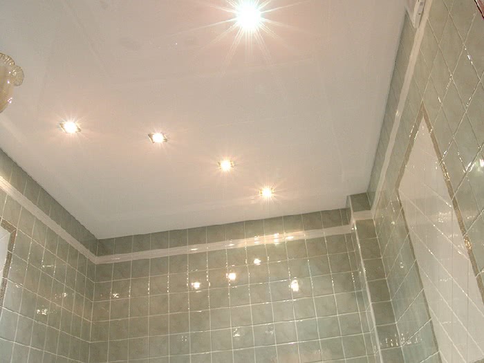 Потолок в ванной комнате: какой выбрать