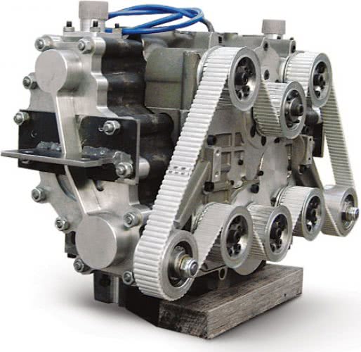 Работающий на воздухе автомобиль готовят к продажам