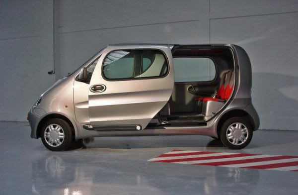 Работающий на воздухе автомобиль готовят к продажам