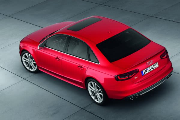 В Украине объявили цены на новые Audi A4 и S4