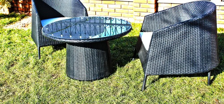 Кофейные столики из ротанга для уличных условий