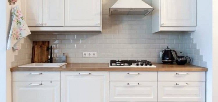Біла кухня — плюси, мінуси і правила догляду