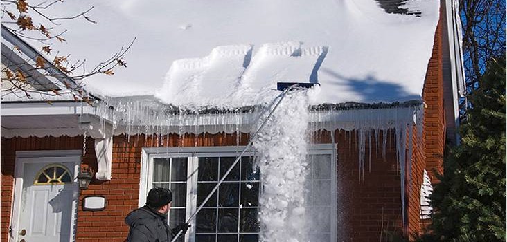 Як прибрати сніг з даху своїми руками