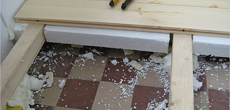 Як вирівняти підлогу на балконі