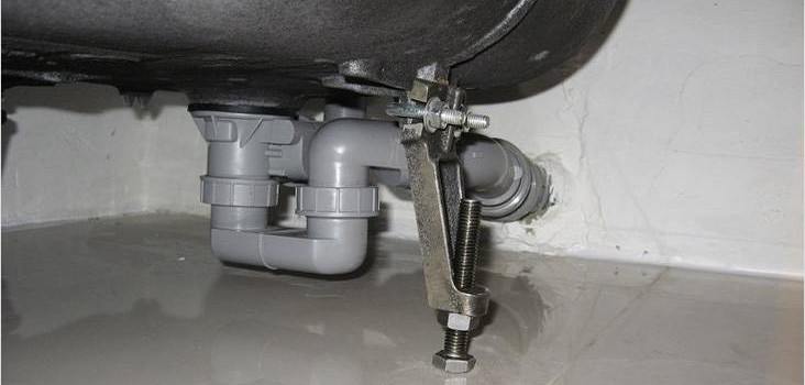 Як закріпити ванну до стіни: різні способи