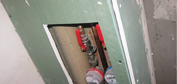 Як закрити труби в туалеті