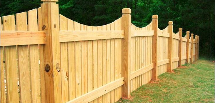 Які стовпи для паркану встановити: різновиди та монтаж