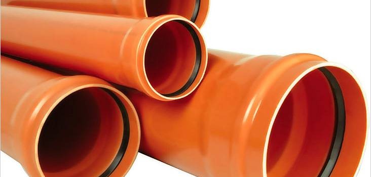 Прокладання каналізаційної труби в землі Прокладання каналізаційної труби в землі