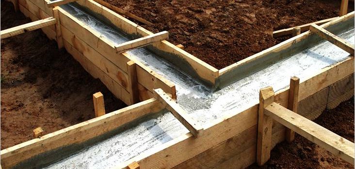 Будуємо самостійно стрічковий фундамент