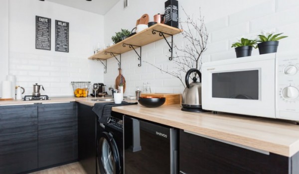 Кухня с черным гарнитуром Кухня с черным гарнитуром