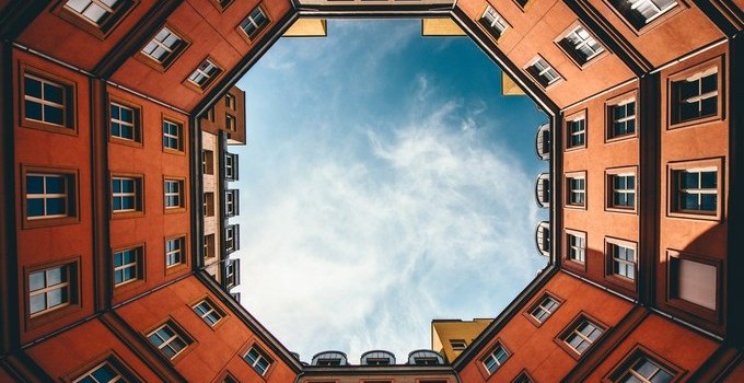 Как заработать на недвижимости: продавать или сдавать