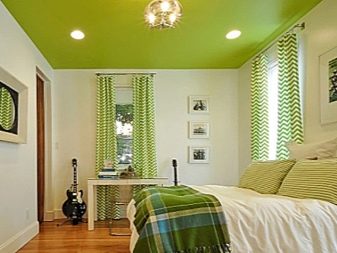 Спальня в зелених тонах (79 фото): шпалери темного кольору в дизайні інтер’єру. Які штори і покривала підійдуть для салатовою кімнати? Як смарагдові стіни поєднуються з білими і бежевими відтінками?