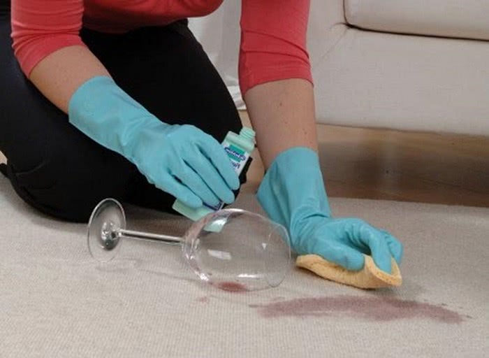 Як ефективно почистити ковролін в домашніх умовах: народні засоби та поради