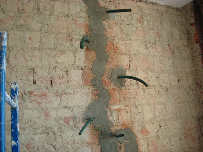 Як прикрити тріщину на стіні?
