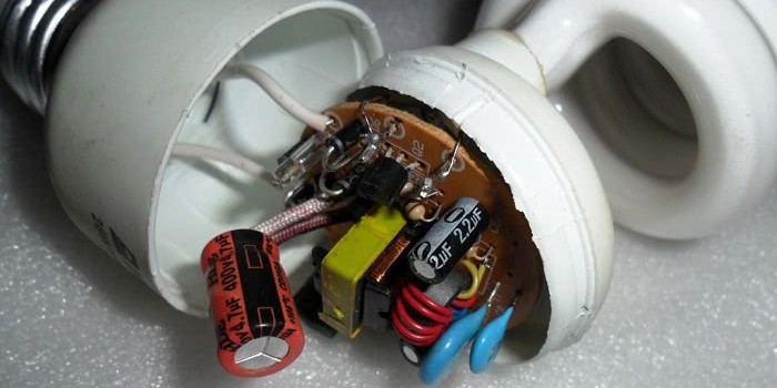 Чому блимає лампа при вимкненому світлі?