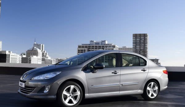 В Україні вийшов новий Peugeot 408 російської збірки